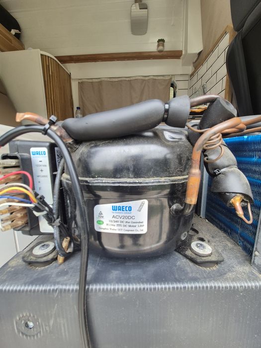 Frigorífico Dometic crx 50 (não faz frio  tem uma pequena fuga)