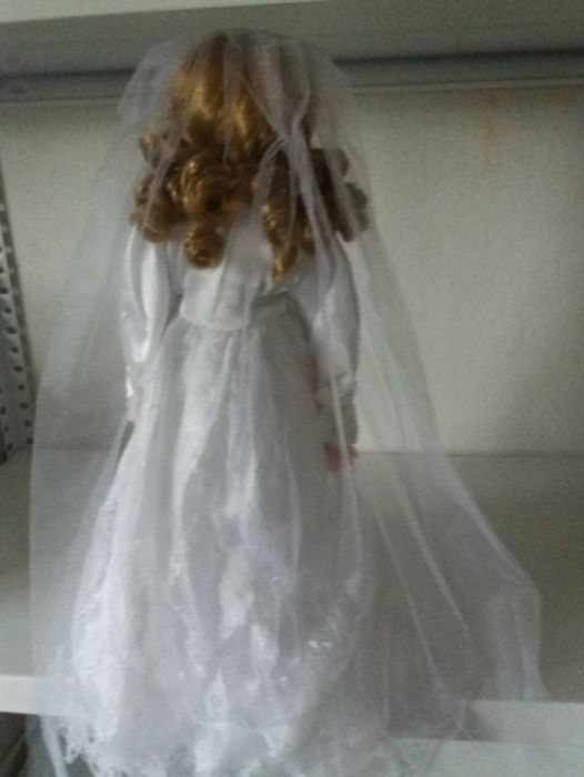 Boneca de porcelana noiva