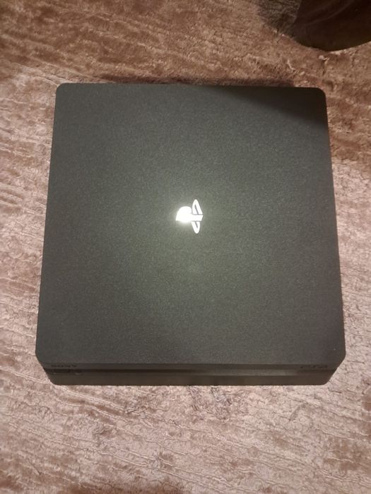 Sprzedam konsole ps 4 slim + 2 kontrolery + 7 gier