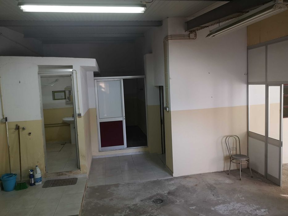 OPORTUNIDADE: Armazém com Potencial para Habitação Excelente oportunidade para investimento ou instalação do seu negócio.