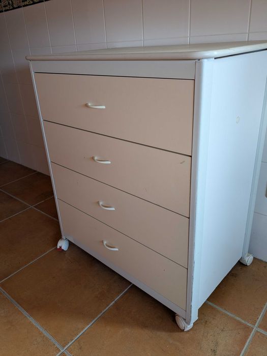 Cómoda/trocador muda-fraldas.