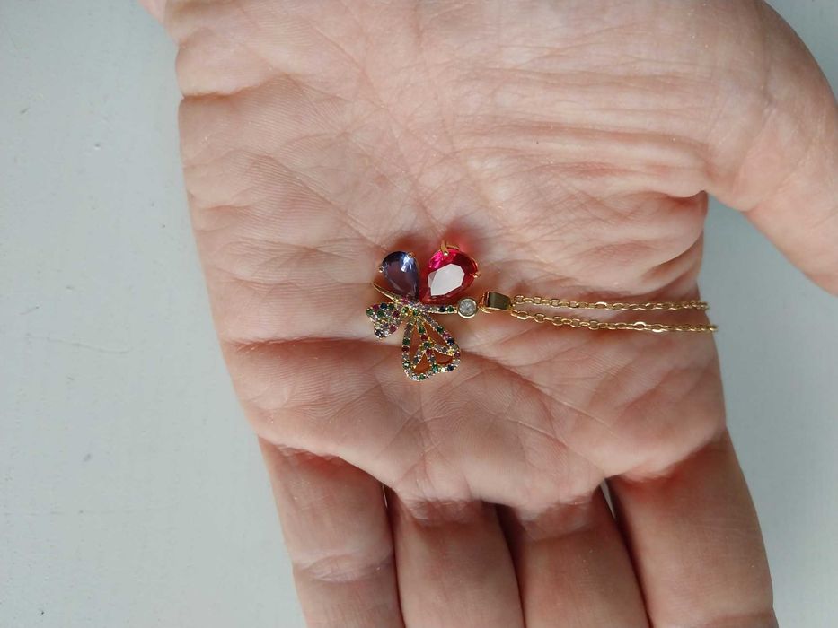 Fio/colar dourado com pendente borboleta