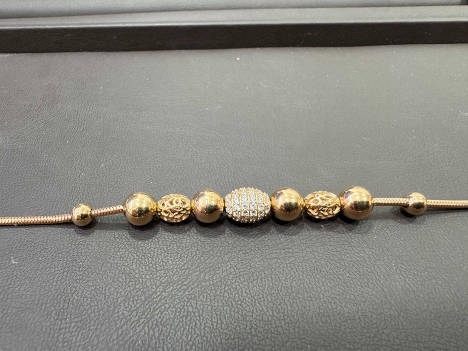 Золотий браслет оздоблений камінням