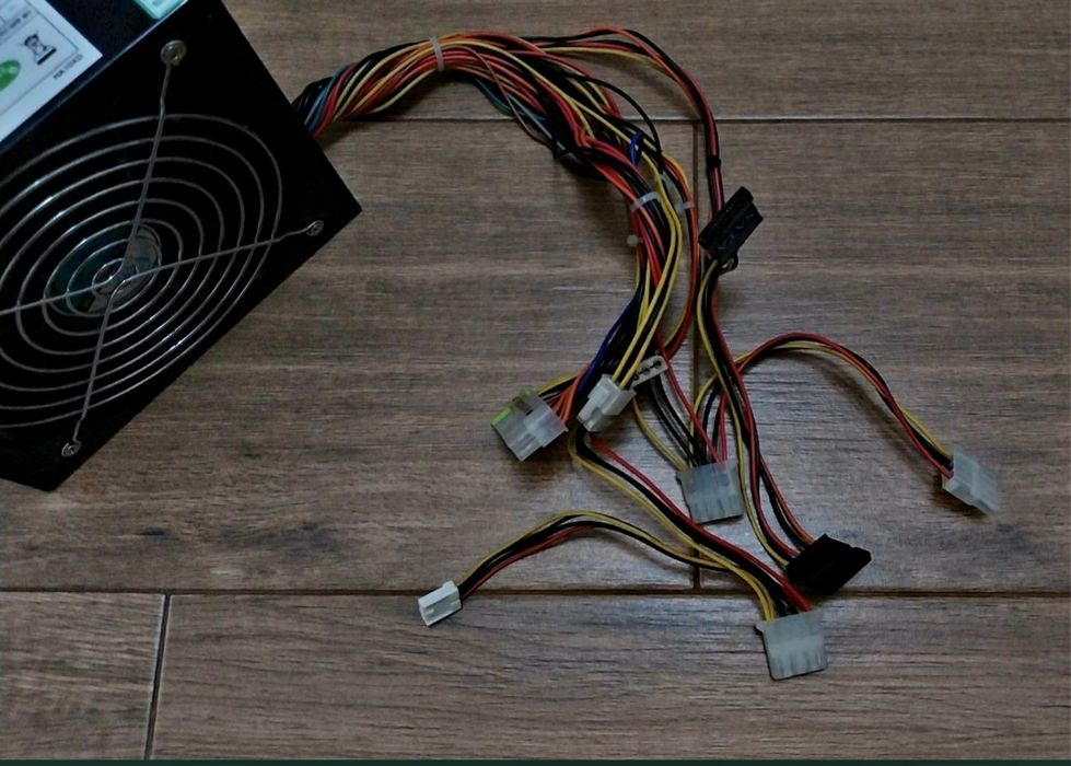 Fonte de alimentação Halfmman 650 Watts 

20 + 4 pinos