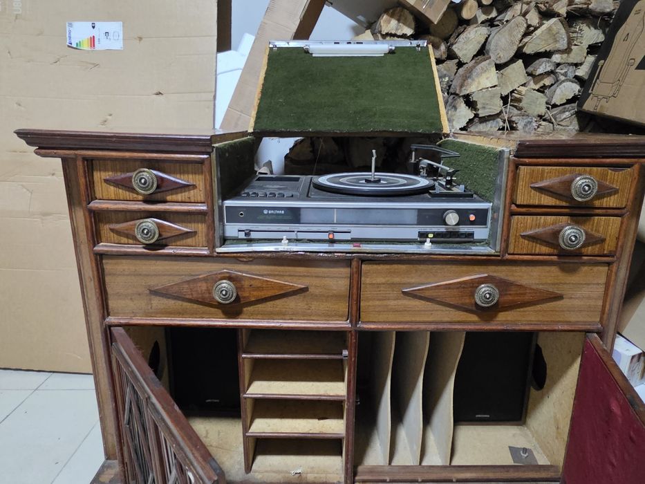 Armário Rádio Antigo com Gira Discos e cassetes