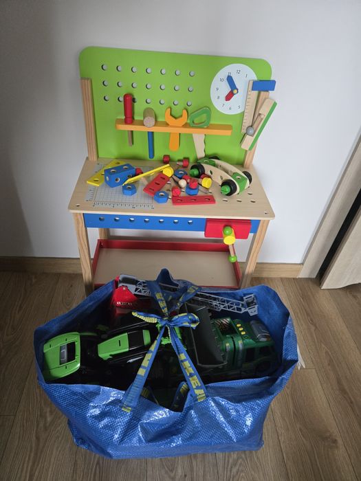 Drewniany warsztat i duży zestaw samochodów