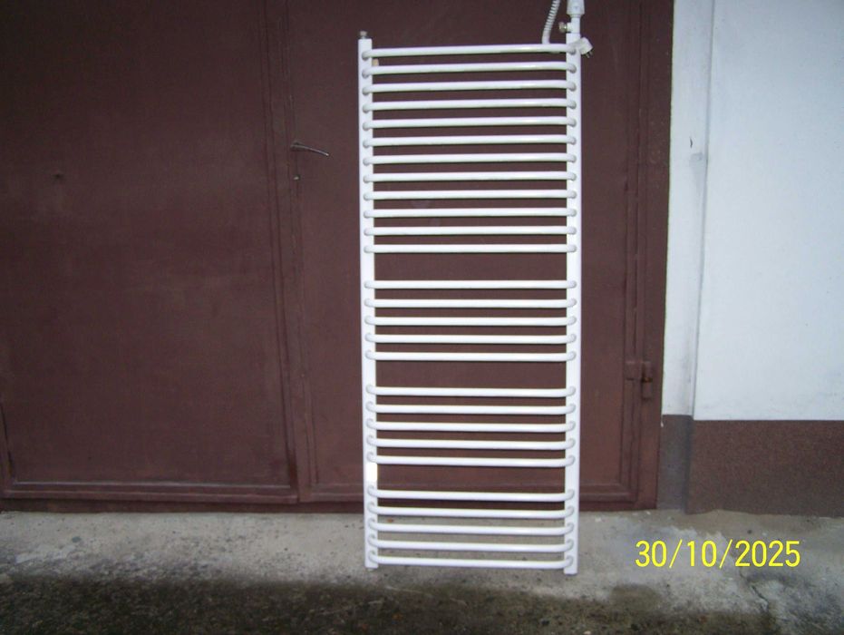Grzejnik Łazienkowy z grzałką założony nie używany