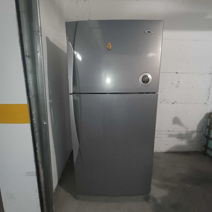 Frigorífico 700L: O tamanho certo para nunca mais ter de escolher o que fica de fora."

Porque funciona: