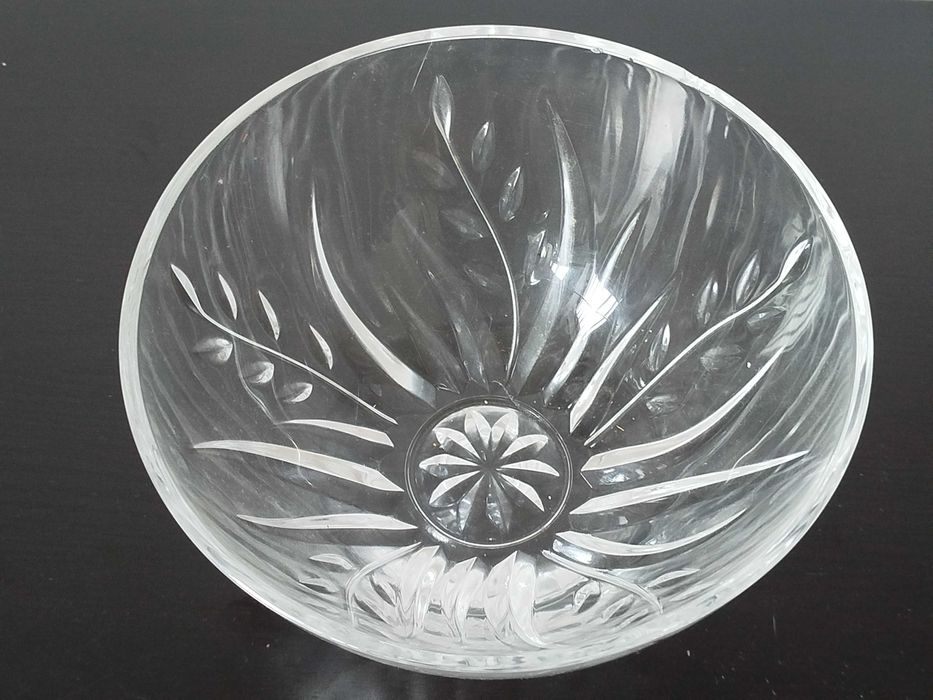 Peça de decoração de centro de mesa e com forma circular.em cristal