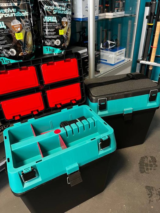 Рибальське спорядження: льодобур, санчата, зимовий ящик