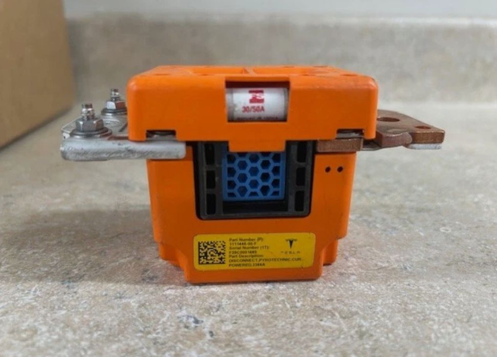 Запобіжник (піропатрон) батареї Tesla X 100D