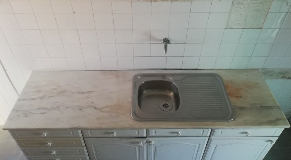 Bancada em mármore com lava loiças em inox (móvel não incluído)