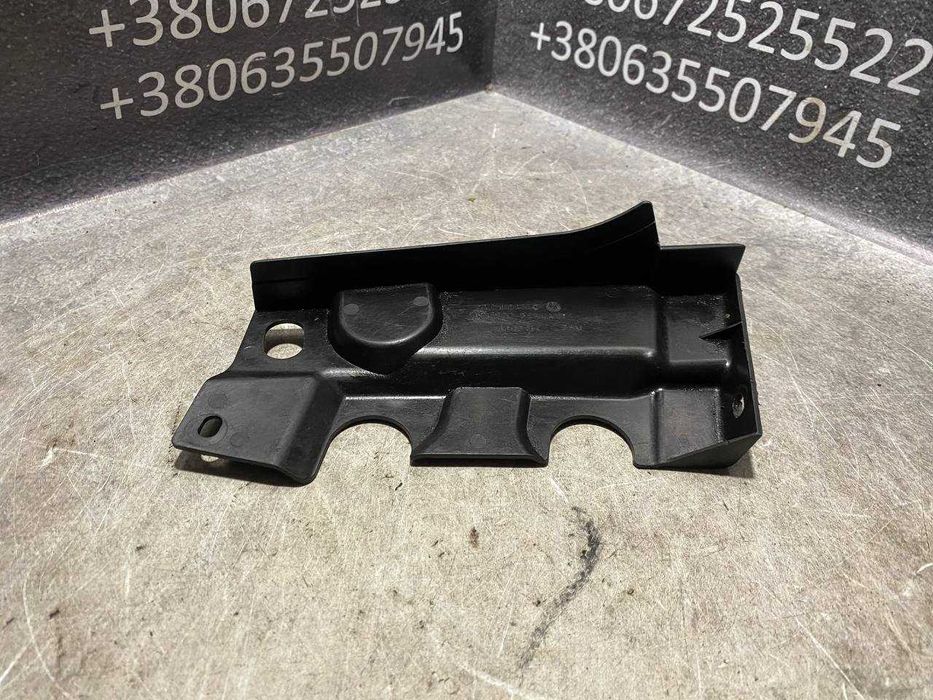 Накладка петлі капота права Volkswagen Touran 2003-2015 1T0805234C