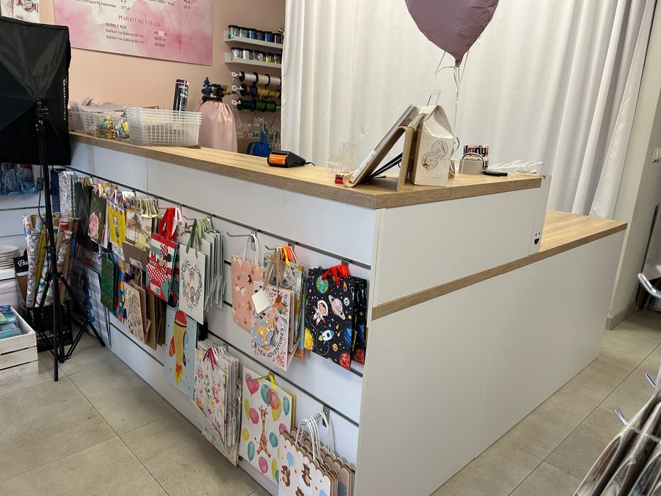 Lada kasowa z panelem spacewall