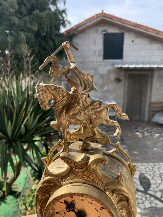Relogio dourado para decoração
