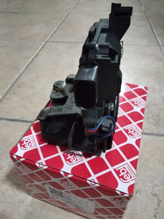 1 fecho porta frontal direito VW Passat / Golf 4 / Audi A3/A4 /Seat