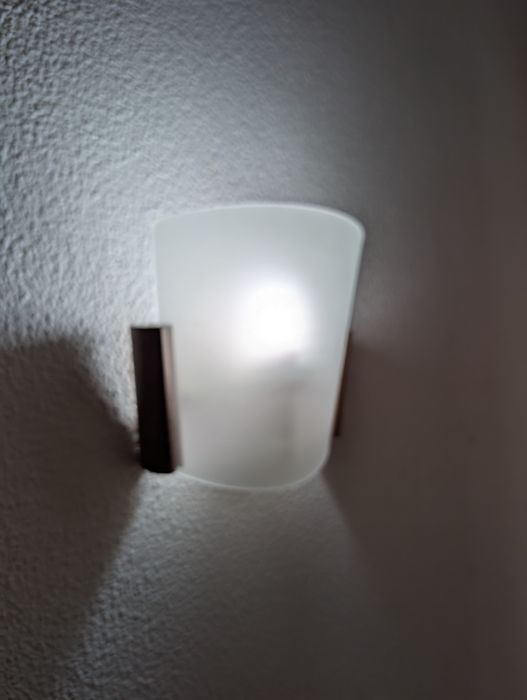 Aplique de parede com abas em madeira e difusor em vidro fosco