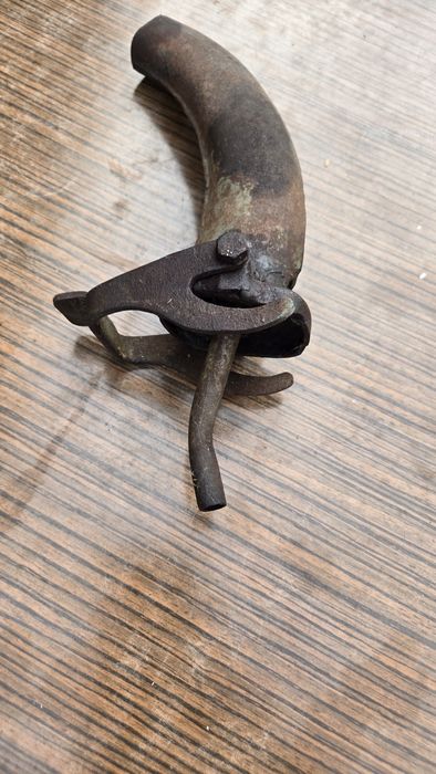 Stary metalowy lejek do karnistra