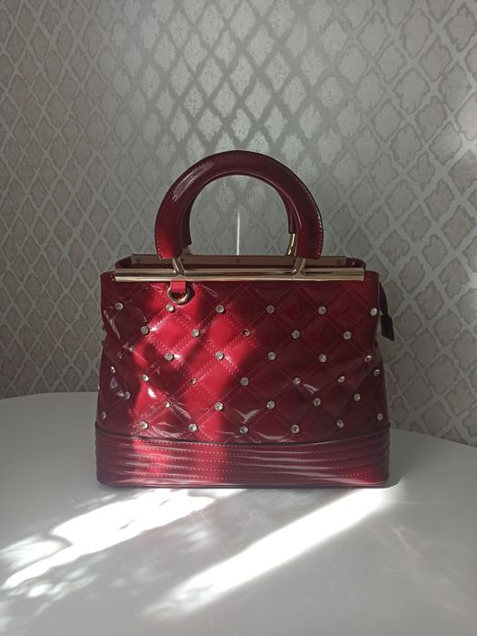 Сумка лакована червона