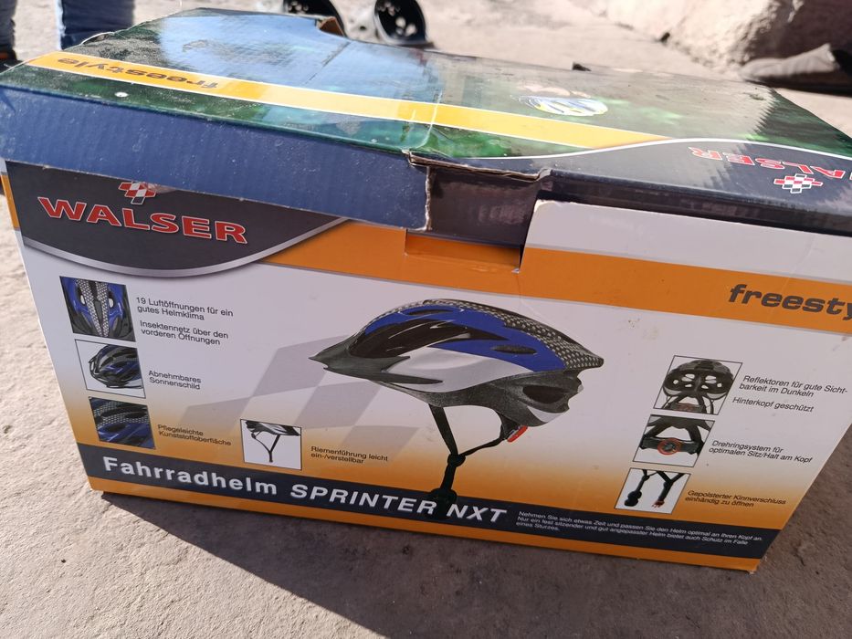 Шолом новий  ,з етікеткою новий є жапка під шолом