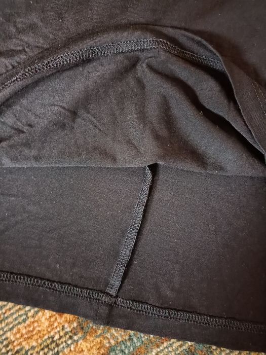 Czarna sukienka z ozdobnymi cekinami