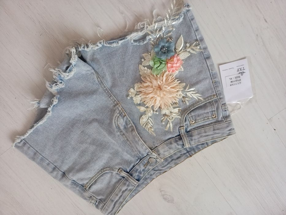 Piękne  premium spodenki szorty jeansowe zdobione kwiaty