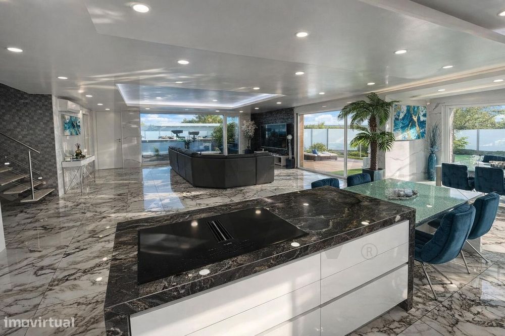 Moradia Contemporânea de Luxo T4 (4 Suites) com Piscina e Jardim – Qui