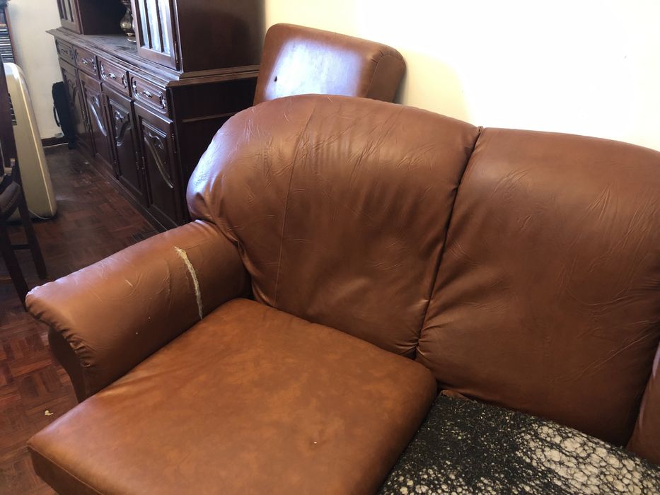 Sofá em pele a precisar de restauro