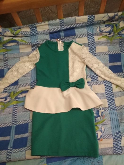 Продам почти новое платье на девочку 6-7 лет