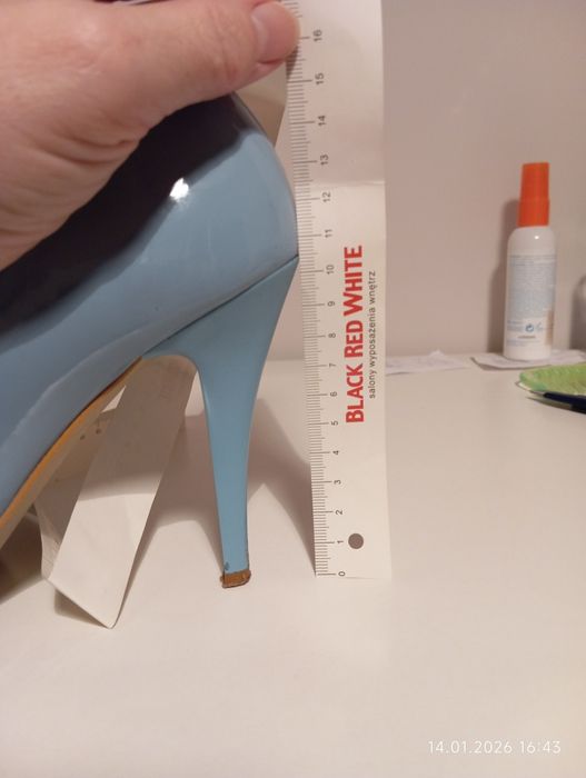 Blekitne lakierowane szpilki