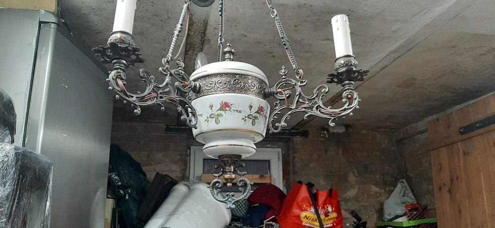 Stary żyrandol trzy punkty