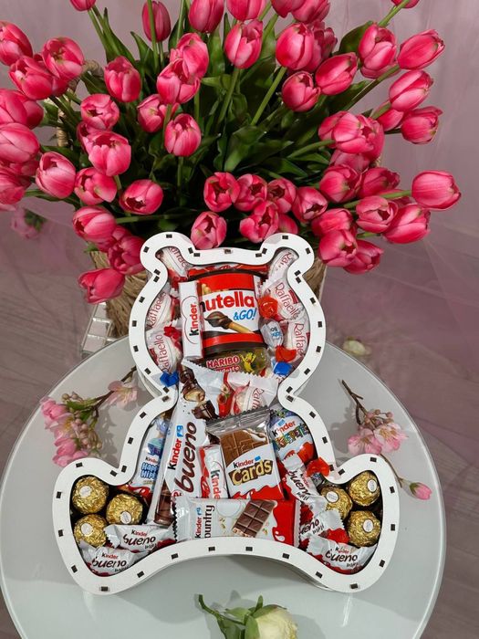 Солодкий подарунок «Ведмедик» з улюбленими солодощами кіндер