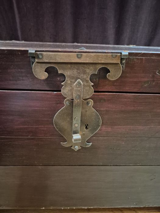 Arca antiga em madeira maciça com ferragens originais e pés amovíveis