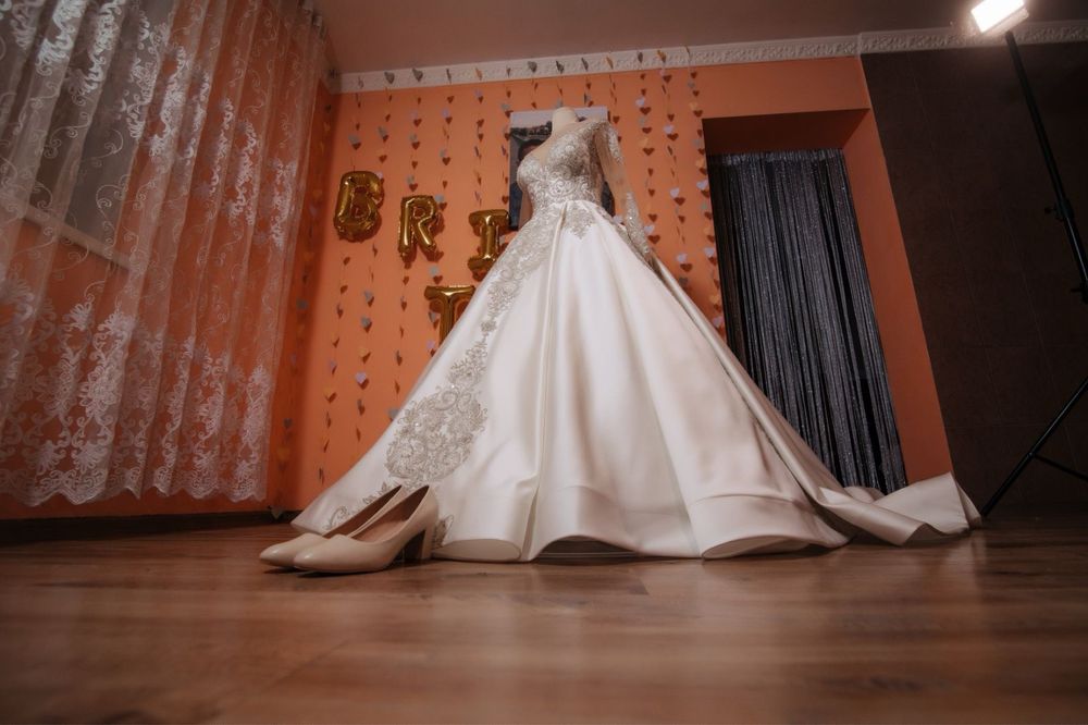 Весільна сукня  атласна з довгим шлейфом який застібується