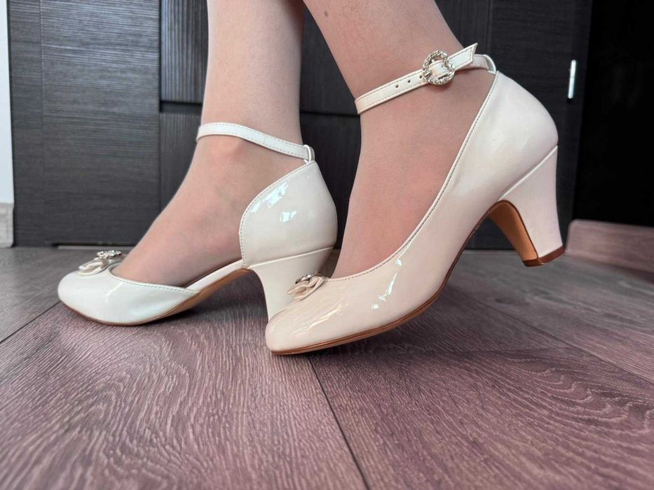 Buty komunijne lakierowane dla dziewczynki, r. 35