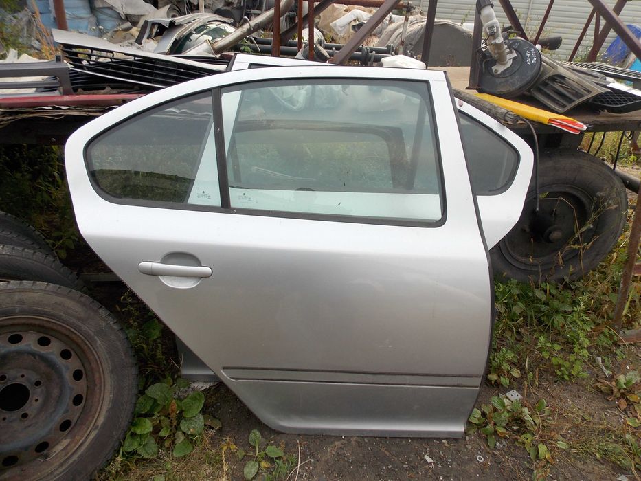 Drzwi prawe tylne Skoda Octavia II 04-13 hatchback srebrne lak. 9156