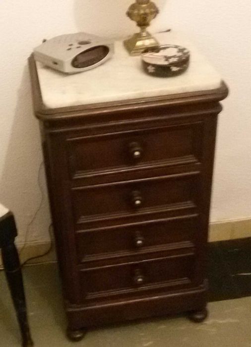 Mesa Cabeceira antiga puxadores em material nobre