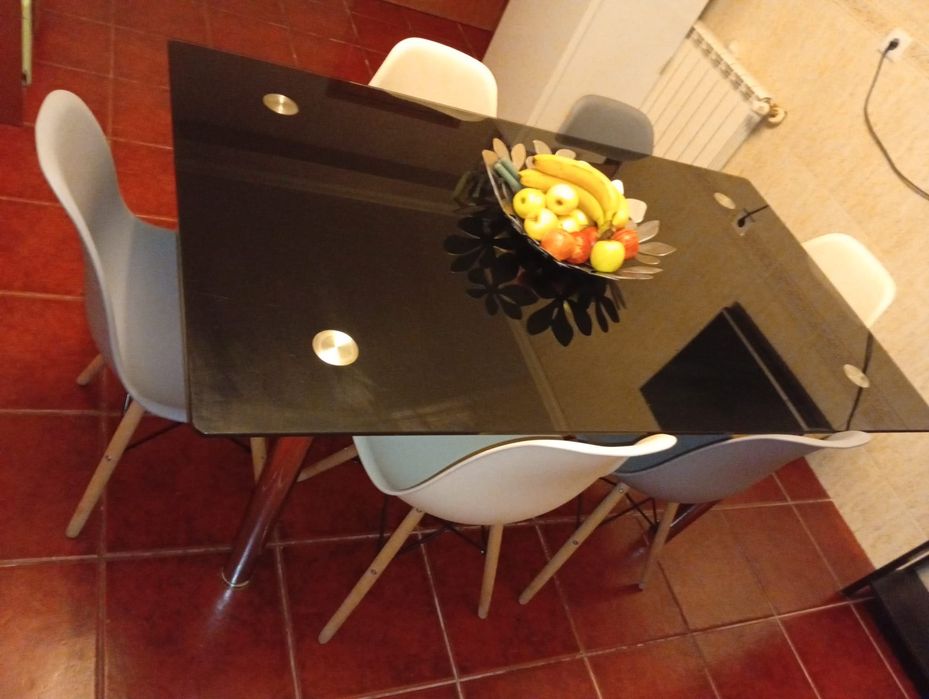 Conjunto de cadeiras e mesa, mais estante