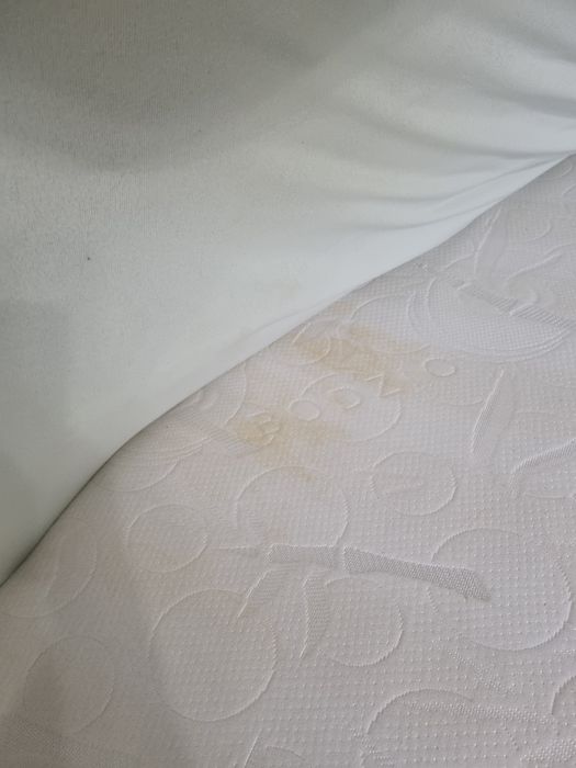 Łóżko drewniane z materacem