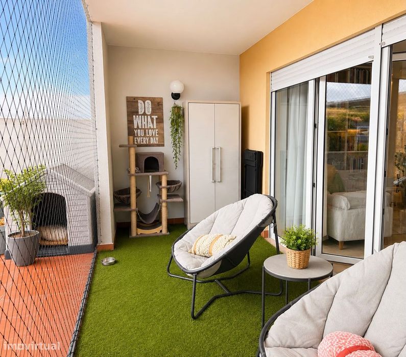 Excelente Apartamento T2 Remodelado com Terraço Privativo e Garagem