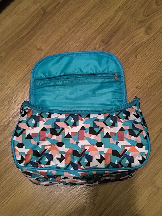 Duża kosmetyczka bardzo pojemna w wzory