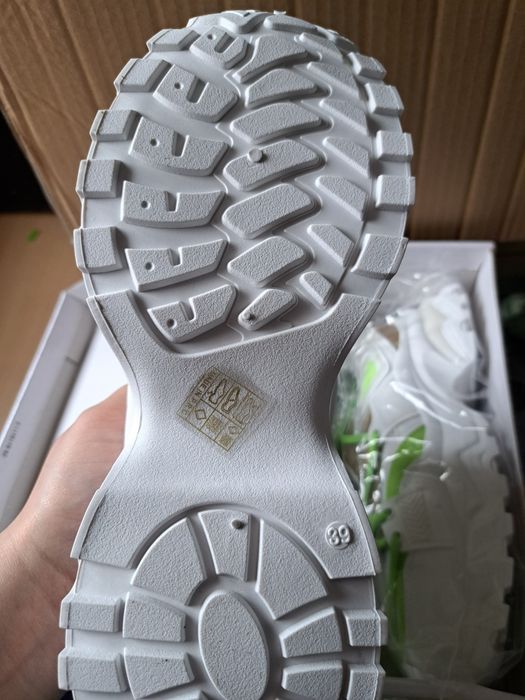 Buty nowe w kartonie