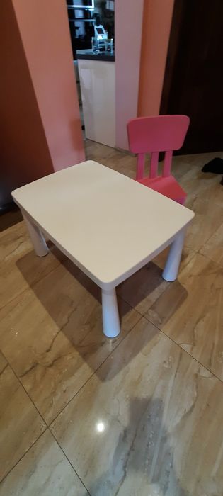 Krzesełko i stolik mamut IKEA