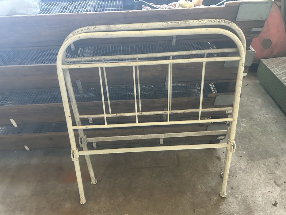 Cama antiga em ferro