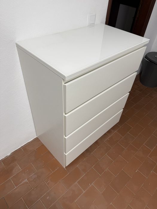 Cómoda Malm do ikea com tampo em vidro