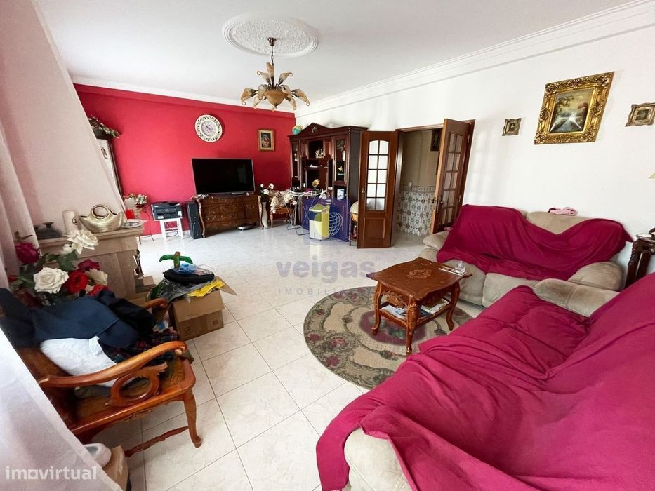 Apartamento T3 com garagem e sótão, em Moradia Bi-Familiar de 2 pisos.