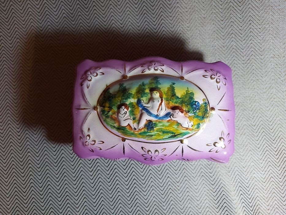 Caixinha de porcelana lilás antiga / Guarda joias antiga