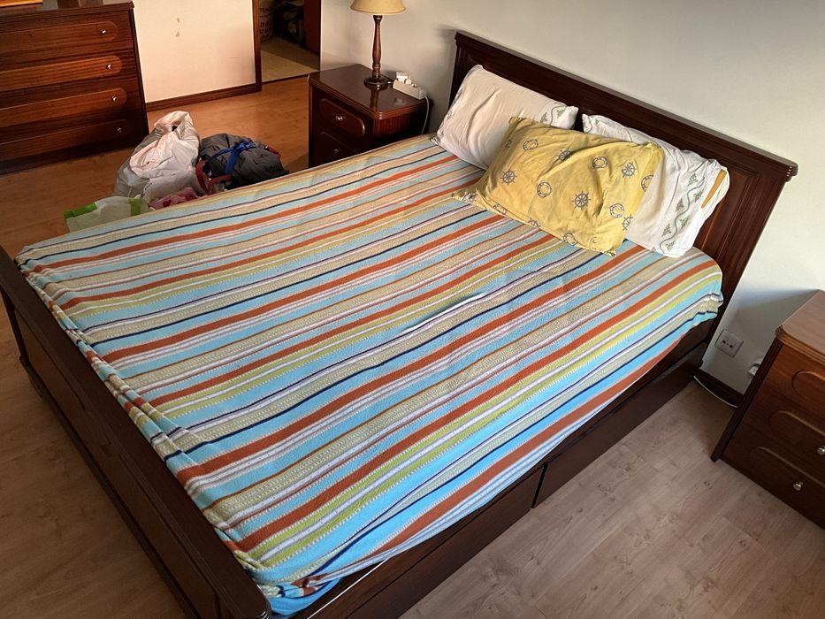 Vendo mobilia de quarto completa em mogno com colchao em bom estado de conservacao