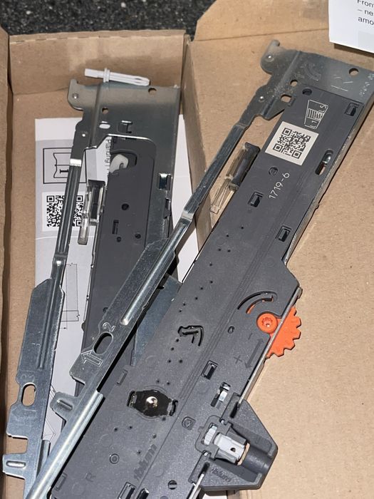 Два комплекта Blum TIP-ON TBX L3