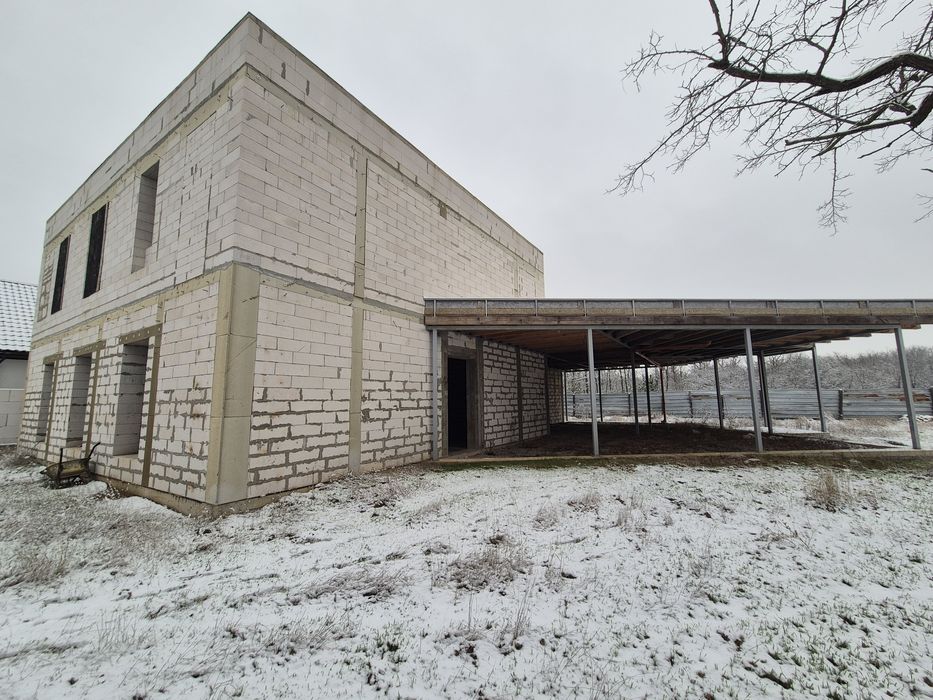 Продам здание + 6 соток. Выход в лес.